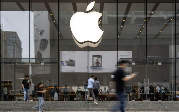 Apple is facing accusations in a U.S. lawsuit of suppressing its workers and spying on their personal devices.